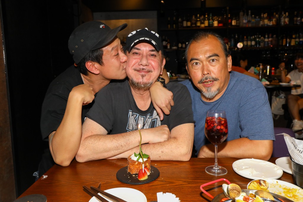 庆功期间，大家唱生日歌及送上蛋糕，预祝秋生60岁大寿。