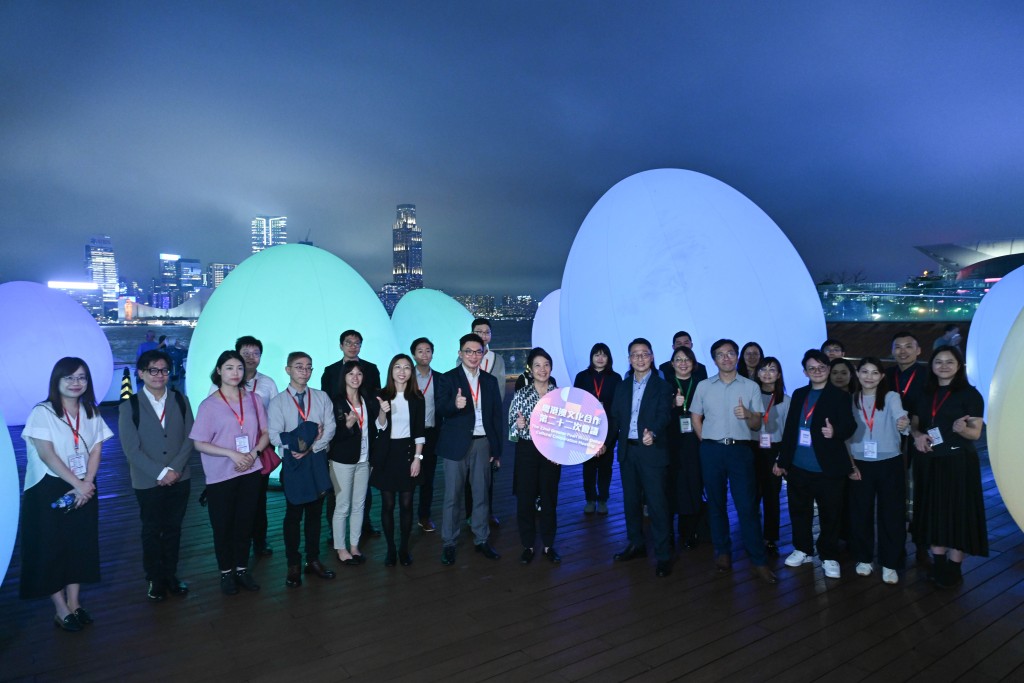 來港出席粵港澳文化合作第二十二次會議的代表參觀「teamLab：光漣」展覽。政府新聞處