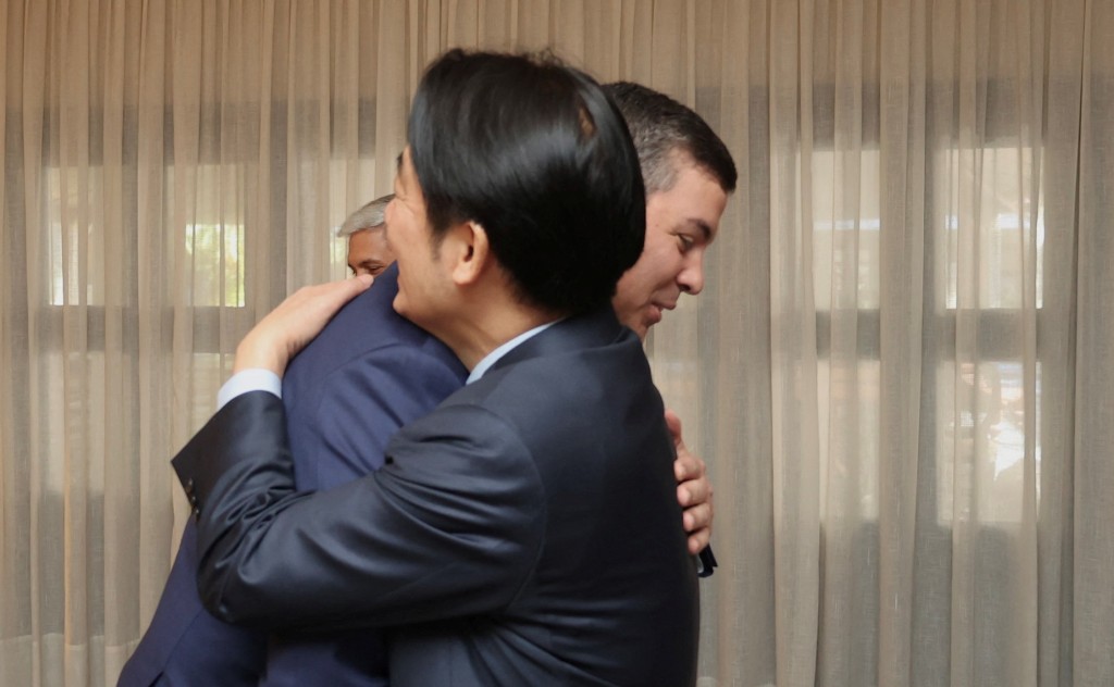 巴拉圭新任总统培尼亚（左）与台湾副领导人赖清德（右）拥抱。路透社