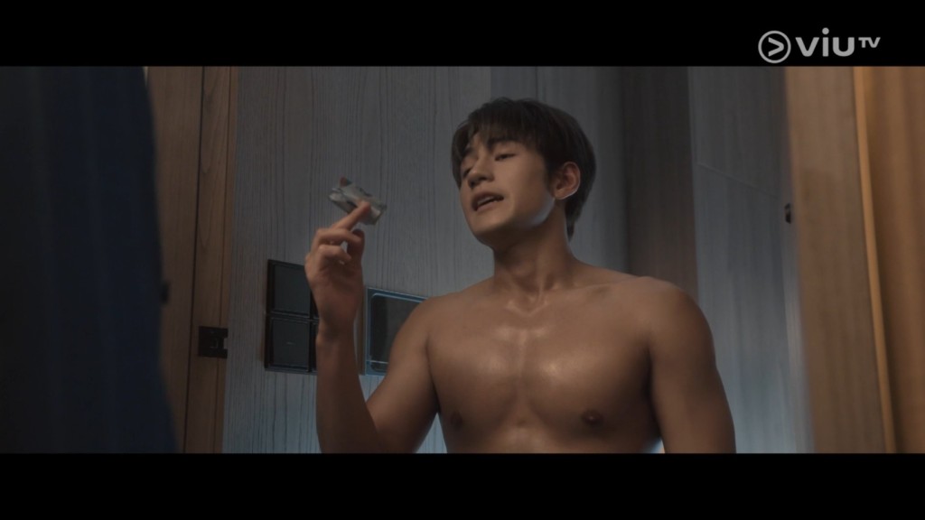 魏浚笙大晒肌肉。 魏浚笙大晒肌肉。