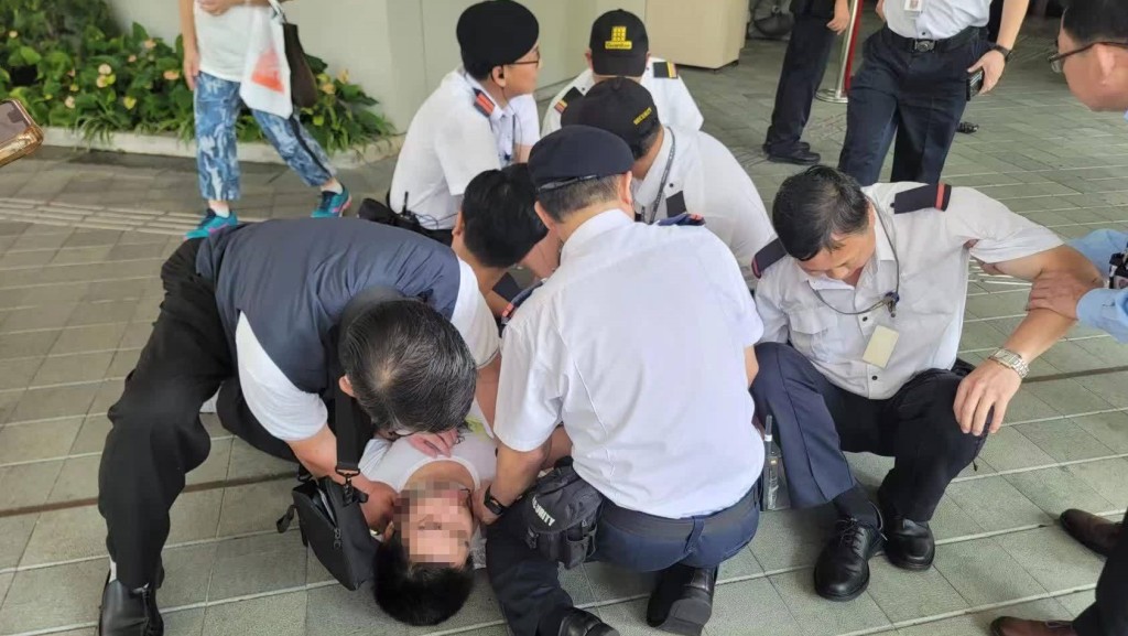 少年被至少6人合力制服按在地上。點新聞提供圖片