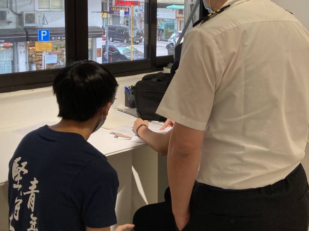 負責人羅子維錄取警戒口供。「本土青年意志」Facebook 相片