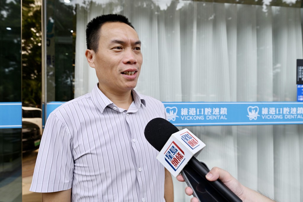 牙醫診所職員陸先生指現時口岸周邊仍以住宅屋苑為主,預期難以吸引人流步行至鄰近地帶消費。劉駿軒攝 牙醫診所職員陸先生指現時口岸周邊仍以住宅屋苑為主,預期難以吸引人流步行至鄰近地帶消費。劉駿軒攝