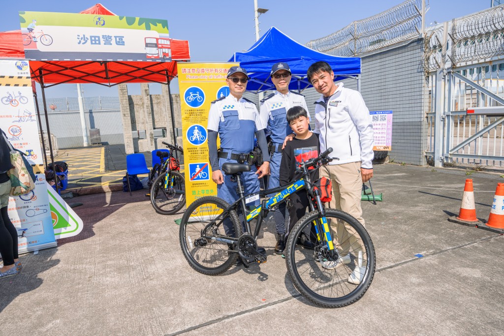 道路安全日的活動包括民安隊少年團花式單車表演、安全巴士流動教室、大型車輛盲點體驗及一系列展區和遊戲攤位。