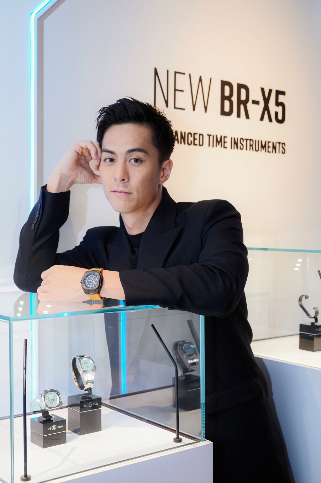 朱鑑然展示年輕又帥氣的時尚型男形象，手上戴上限量500枚的BR-X5 Carbon Orange腕表。