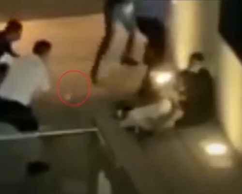 福州周四晚發生挾持人質事件,警員制服疑犯。影片截圖