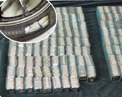 小图为部分藏于后备轮胎内的怀疑走私CPU。