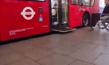 影片开头，一名轮椅人士正等待巴士伸出斜板，准备上车。