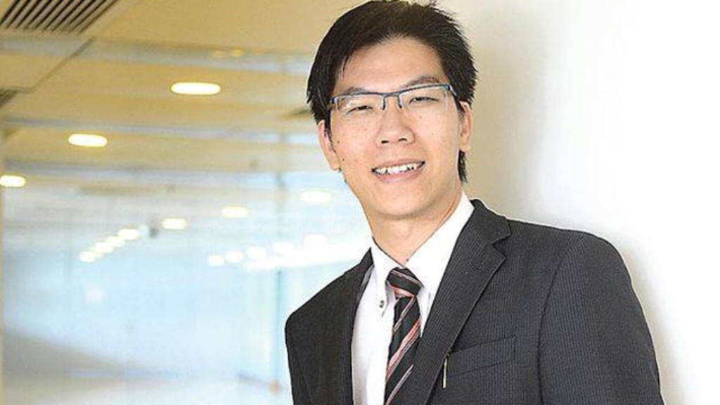 被告吳龍飛自封「80後樓神」。fb