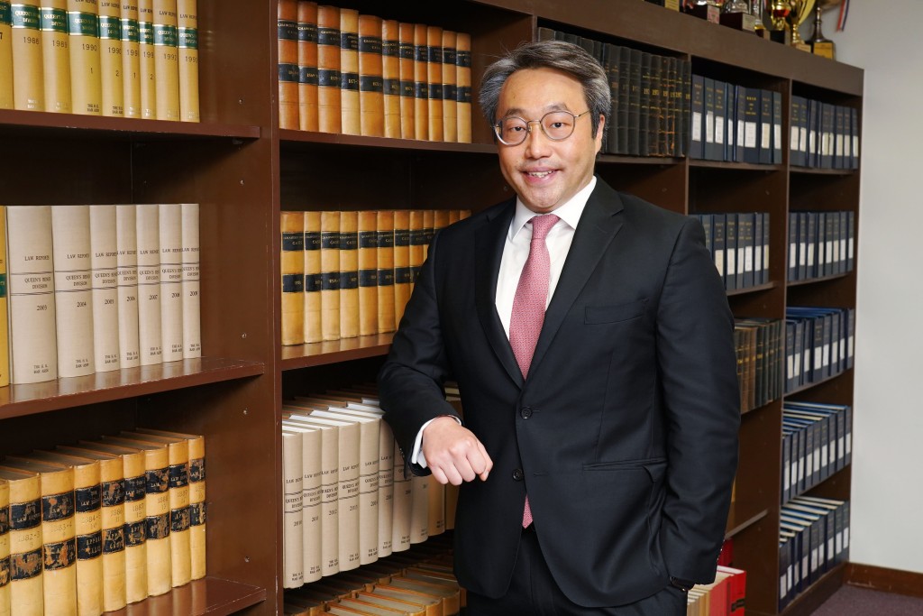 大律師公會前副主席陳政龍認同獎學金對新晉大狀有莫大經濟幫助。葉偉豪攝 大律師公會前副主席陳政龍認同獎學金對新晉大狀有莫大經濟幫助。葉偉豪攝