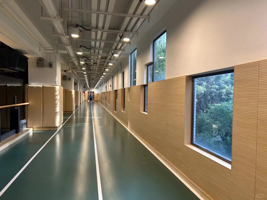 位於上水的保榮路體育館，共有2條室內緩跑徑跑道，全長162米。（圖片來源：小紅書@兔人）