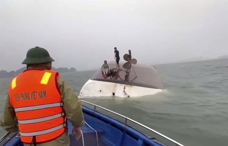 越南下龍灣發生嚴重船難。美聯社 越南下龍灣發生嚴重船難。美聯社