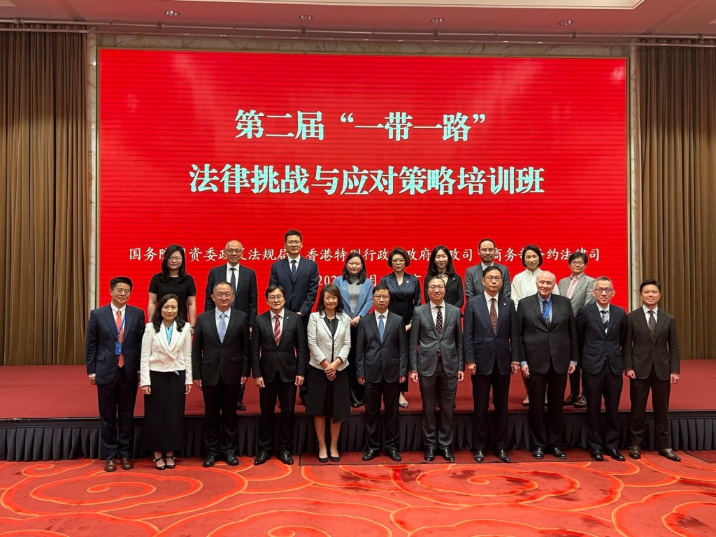 大律師公會派出二十多名成員繼續內地的訪問行程，今日在北京出席第二屆「一帶一路」法律挑戰與應對策略研討會。大律師公會提供
