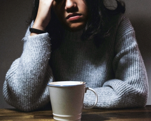 有港女大呻自己「無樣無身材」,感到存在價值低,亦認為自己不會被愛。unsplash圖片