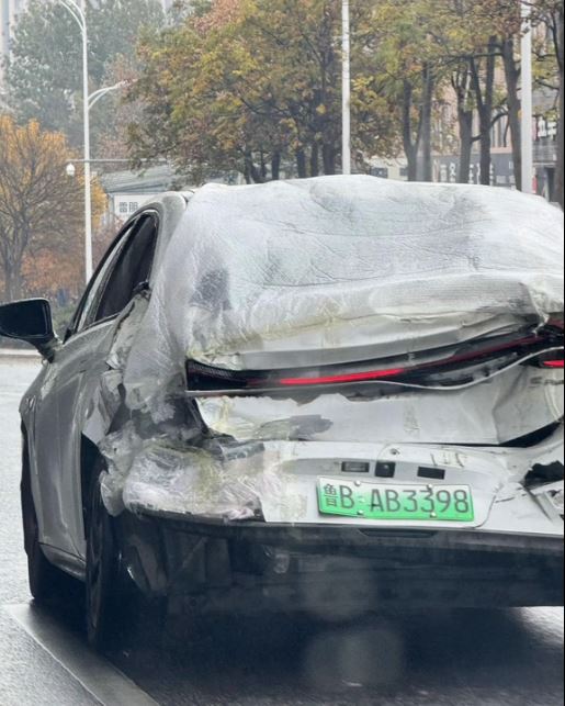 青島「破爛」網約車在車尾漏風，要包膠保溫。影片截圖