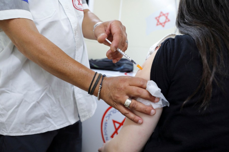 接種兩劑疫苗對感染Delta重症肺炎的預防效果超過96%。路透社