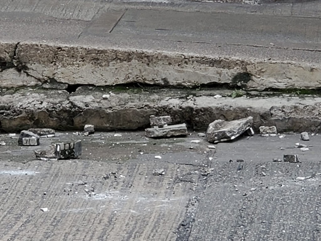 石屎剝落飛墮地面。 蔡楚輝攝