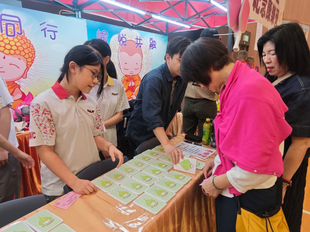 佛教葉紀南紀念中學的中三學生詠嵐透過與長者互動學懂長幼尊卑觀念。