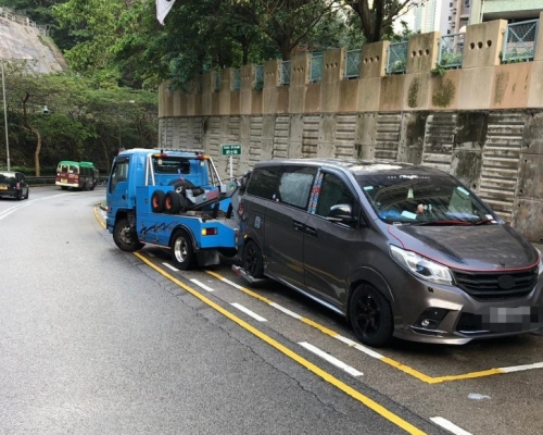 東九龍警以往多次打擊違泊及拖走車輛。資料圖片
