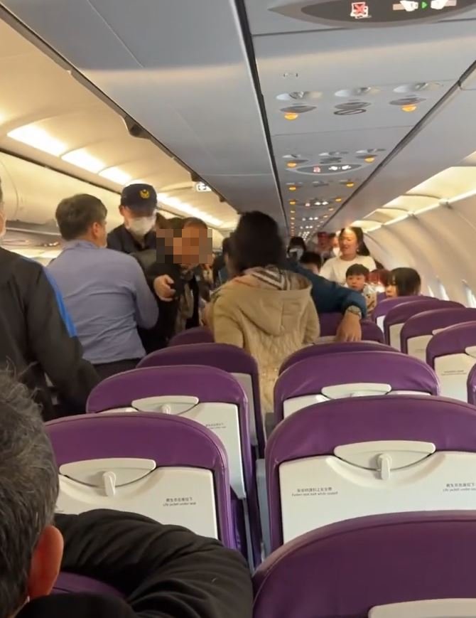 一對遊台回程本港男女於桃園機場大鬧飛機,大喊「我是天主聖母瑪利亞」、揚言「蔡英文竟敢不親自接待」等,最終被強行帶離機艙。 一對遊台回程本港男女於桃園機場大鬧飛機,大喊「我是天主聖母瑪利亞」、揚言「蔡英文竟敢不親自接待」等,最終被強行帶離機艙。