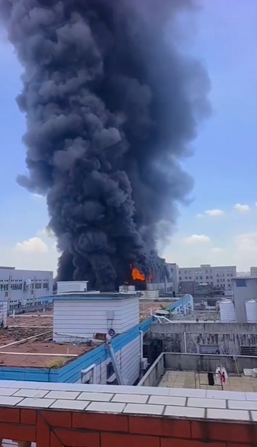 福建泉州晉江市一間鞋廠房今日（9日）中午發生火警。