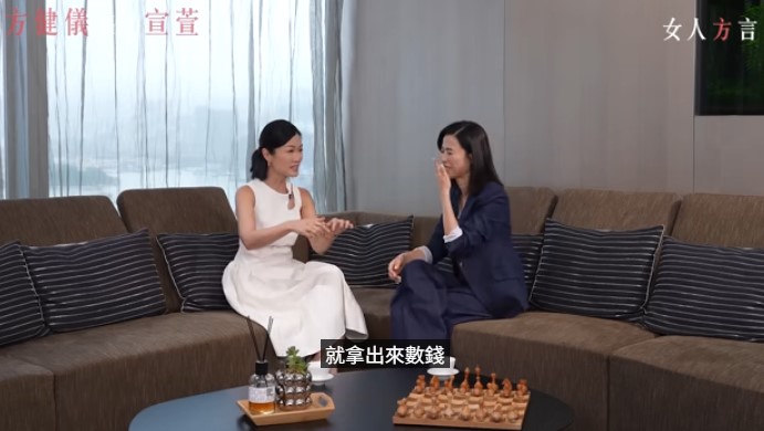 宣萱之後透過數大疊銀紙去平衡心理。