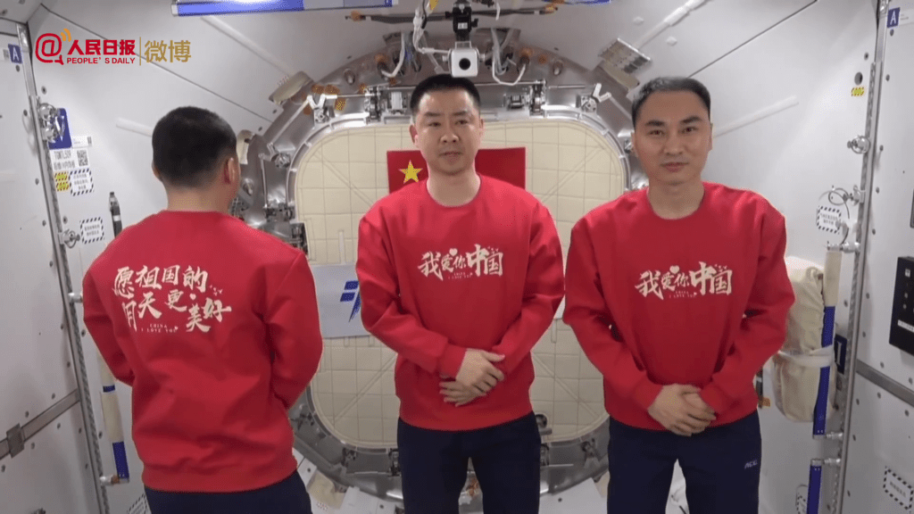 中國太空人紅衛衣的背部寫著「願祖國的明天更美好」。 人民日報
