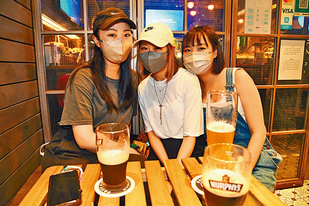 酒吧日前重開，女士們重拾久違的夜生活。