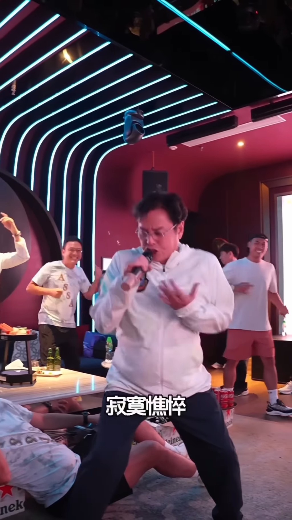 有人瞓地為譚詠麟拍片。 有人瞓地為譚詠麟拍片。