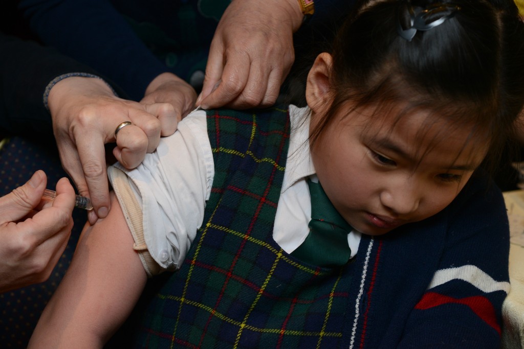 衞生署為全港中小學及幼兒安排接種季節性流感疫苗。 (資料圖片) 衞生署為全港中小學及幼兒安排接種季節性流感疫苗。 (資料圖片)