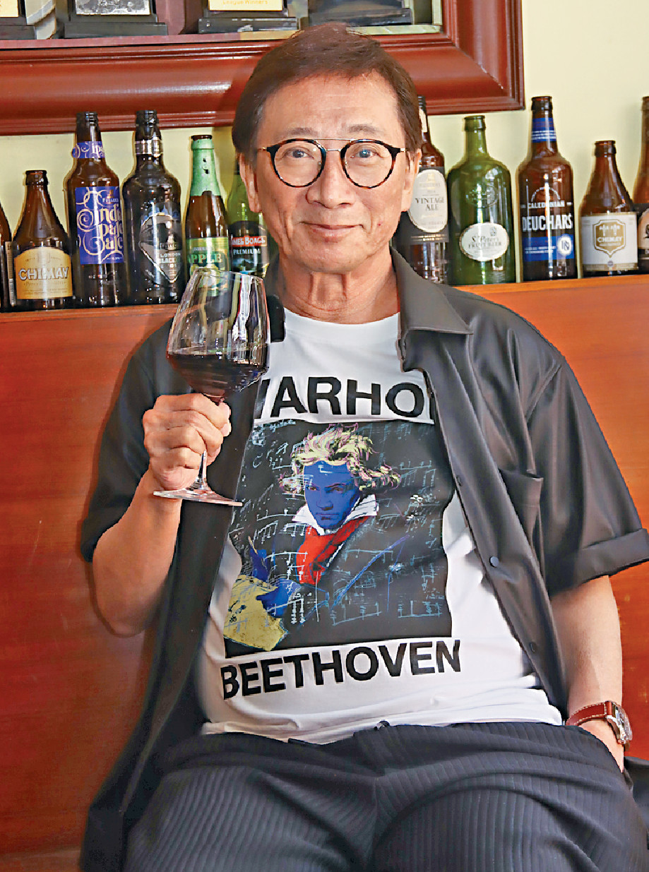 ■快將70歲的輝哥，為身體着想，幾年前已戒煙，但間中飲兩杯。
