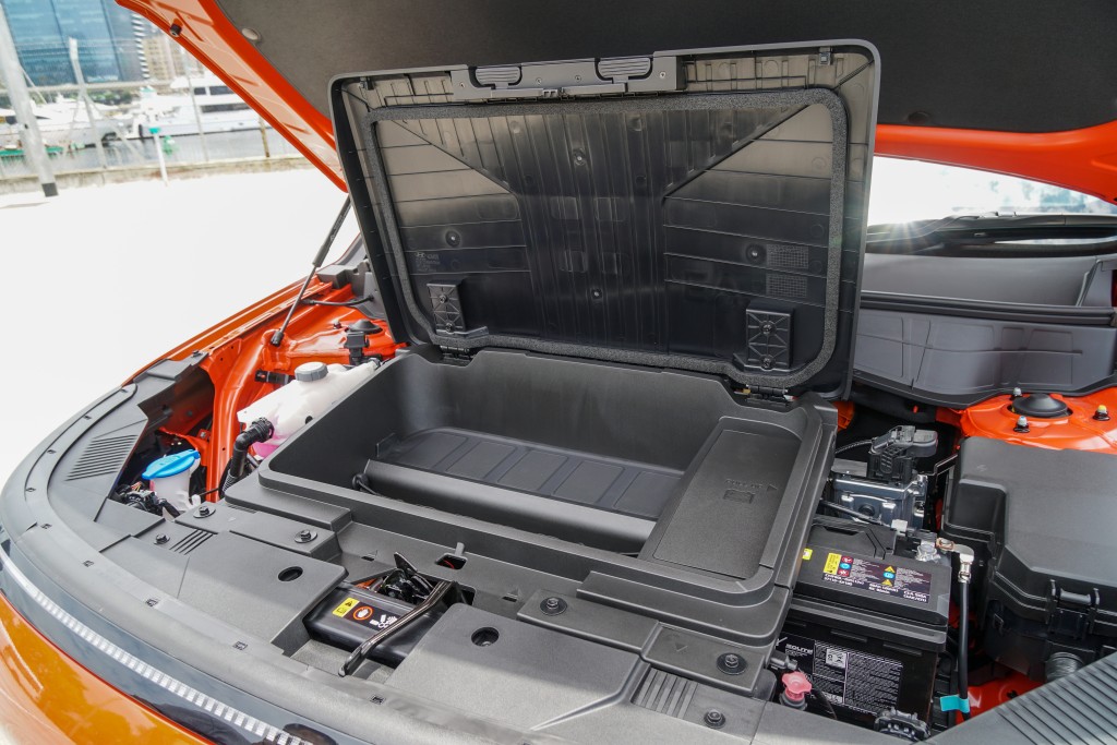 全新第二代现代Hyundai Kona Electric新款的头冚内增设储物格。