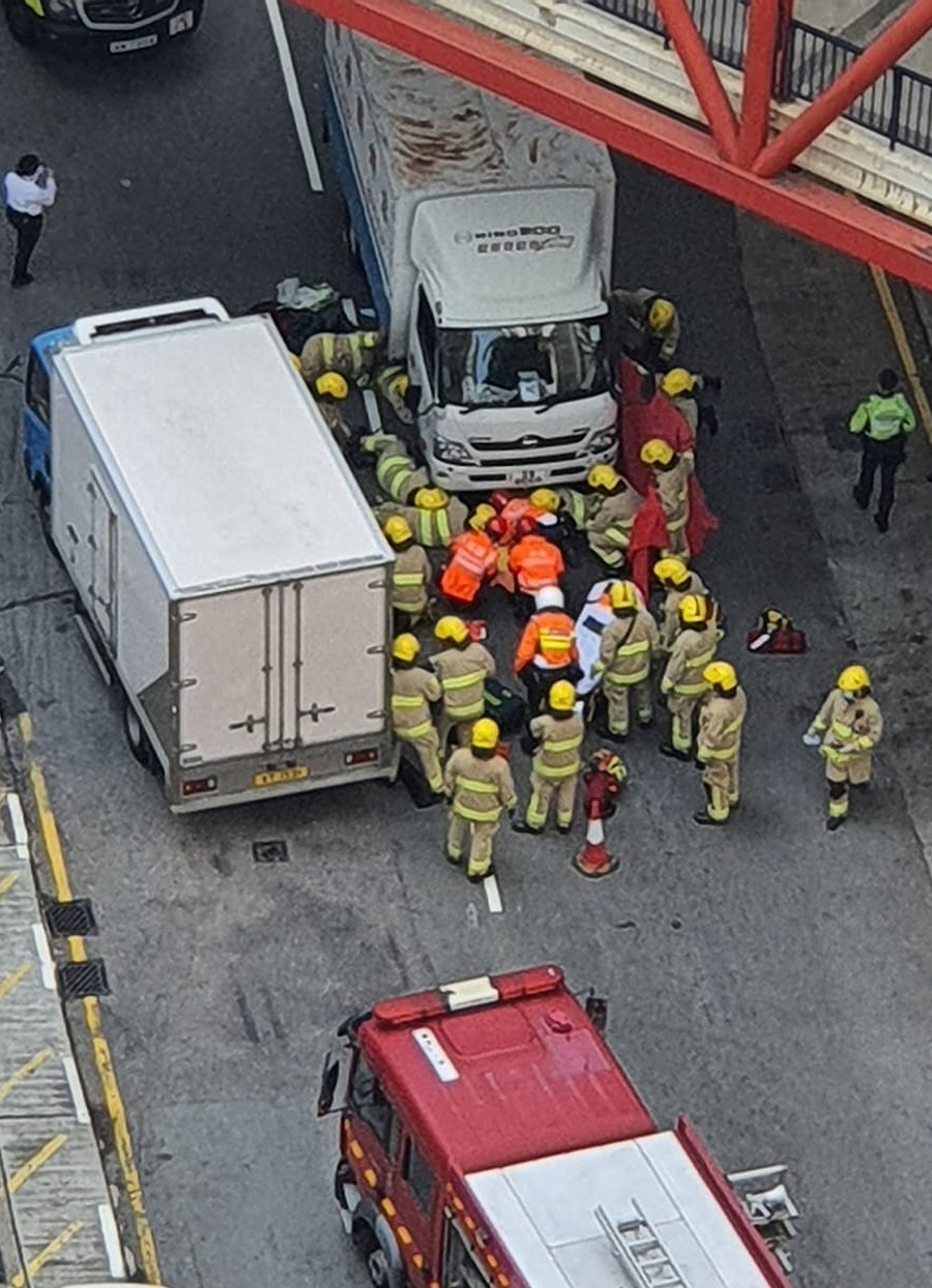 女子被撞飛捲入另外一輛貨車車底。網上圖片