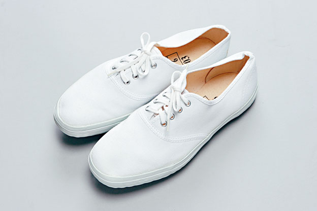 人稱「白飯魚」的帆布鞋，是為香港上一代幼稚園、小學之集體回憶。