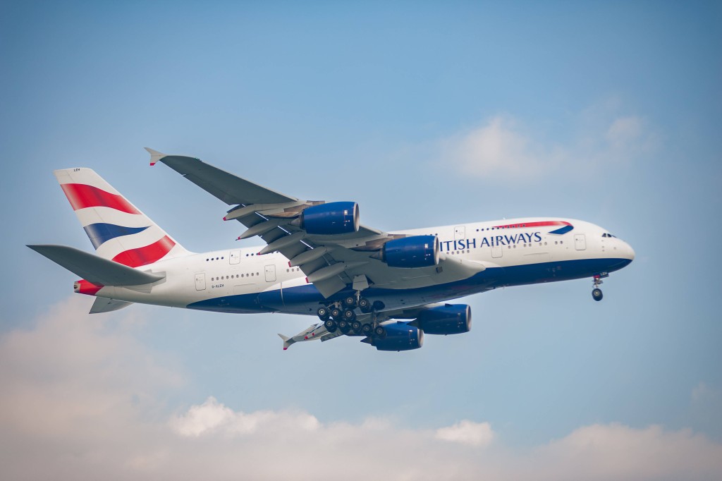 英航空男空少疑萬呎高空上吸毒，商務艙廁內全祼亂舞，降落即被捕。