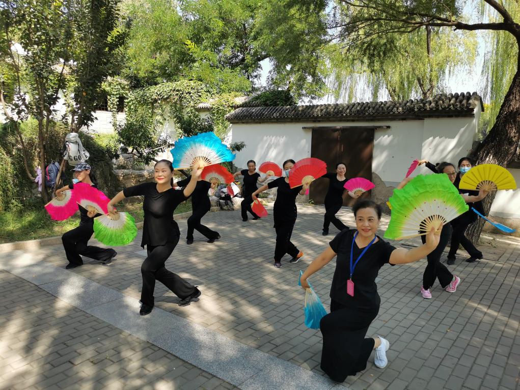 内地中老年人流行跳广场舞健身。新华社