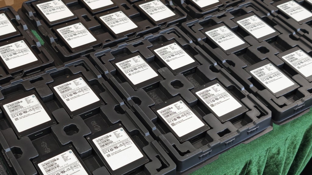 海關檢獲約1.7萬件懷疑冒牌電腦儲存裝置,包括1.4萬個硬碟和3000張記憶卡,估計市值共約2500萬元。黃文威攝 海關檢獲約1.7萬件懷疑冒牌電腦儲存裝置,包括1.4萬個硬碟和3000張記憶卡,估計市值共約2500萬元。黃文威攝