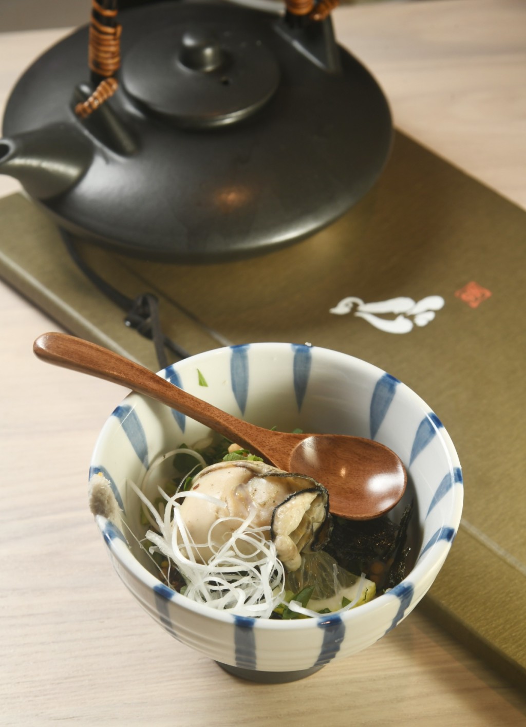 蠣泡茶漬飯，蠔飯配以日本廣島蠔及「牡蠣黃金湯」，吃時拌勻再連湯一起喝下，暖笠笠又滋味。