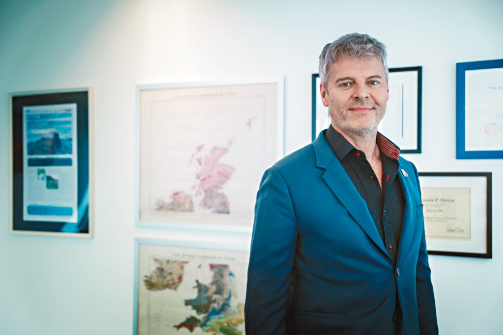 城大能源及環境學院院長本傑明‧霍頓估計，本港在21世紀將因厄爾尼諾現象，累計承受約2500至3000億美元的經濟損失，呼籲要未雨綢繆。