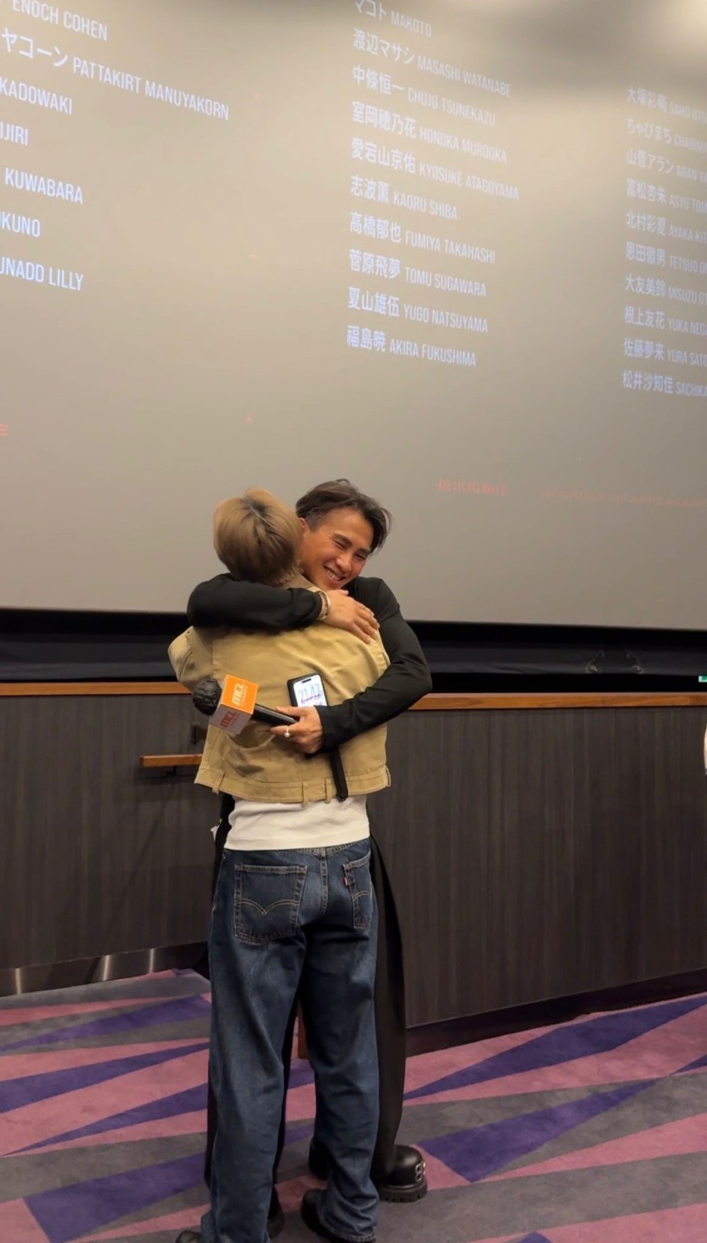 兩人相擁,盡顯兄弟情。 兩人相擁,盡顯兄弟情。