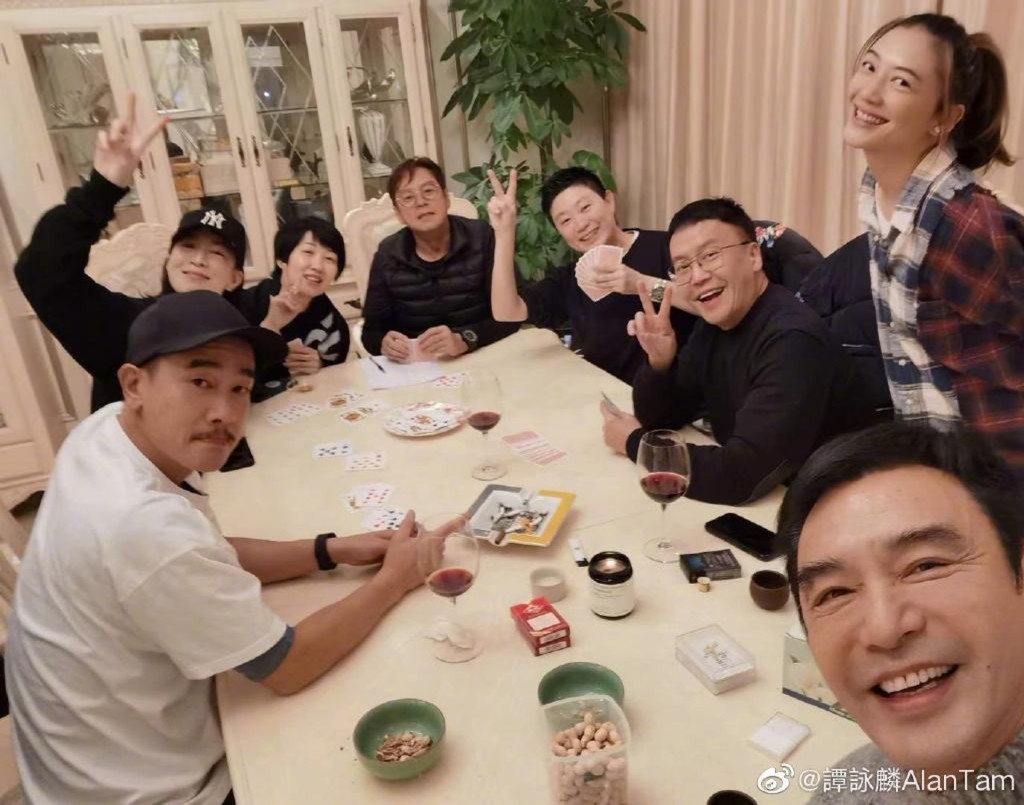 間屋以米白色為主調,當晚都好熱鬧。