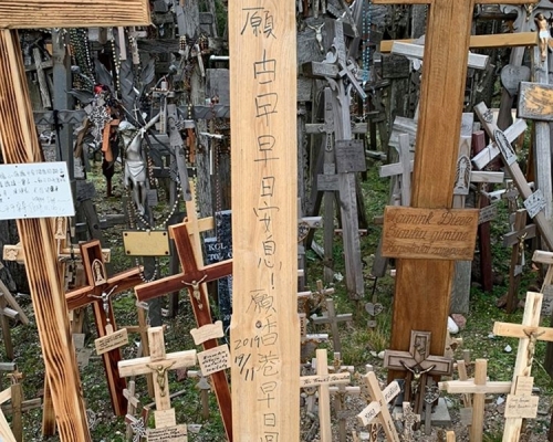 立陶宛十字架山遭涂污， 梁启智指不敬。梁启智FB图片