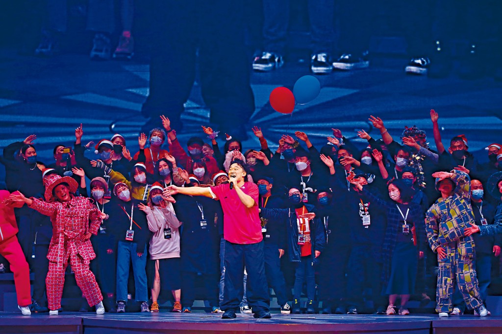 百多位工作人員一起上台為Eason打氣。