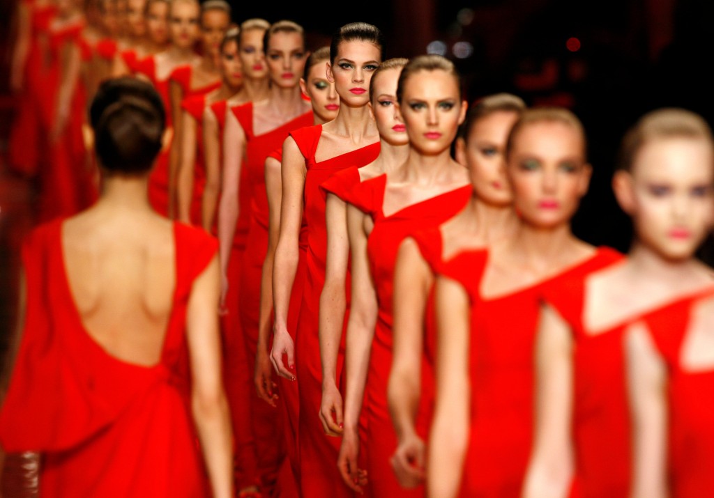 「華倫天奴紅」為時裝界經典用色。（美聯社）