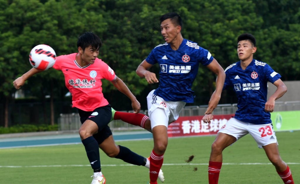 冯庆烨(中)头槌助东方龙狮奠定胜局。吴家祺摄
