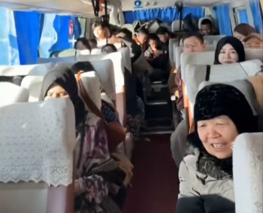 趙雄帶家族34人坐旅遊巴，由青海自駕到雲南過年成為佳話。