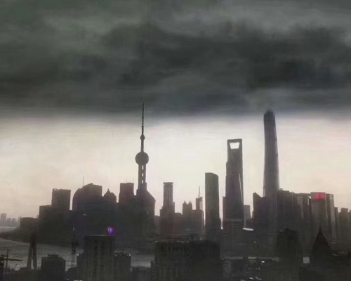 上海下午忽然黑雲遮天蔽日。網上圖片