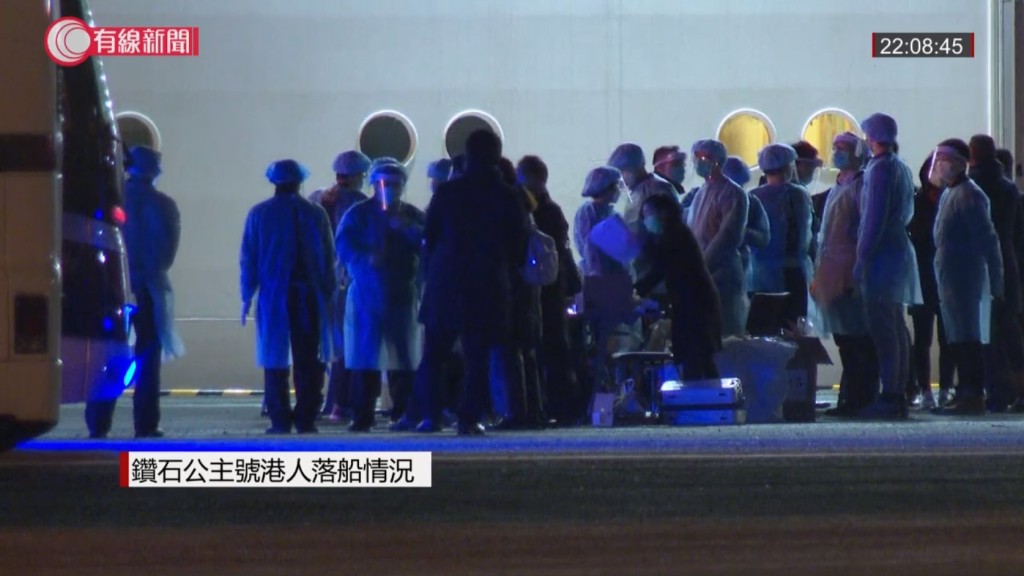 香港乘客陸續安排落船。有線新聞截圖
