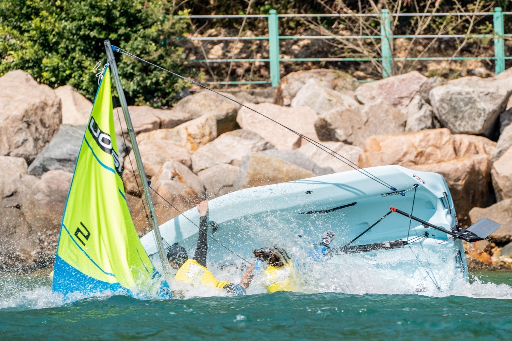 两日赛事风势清劲，不少赛手在比赛期间出现反船情况。香港游艇会图片