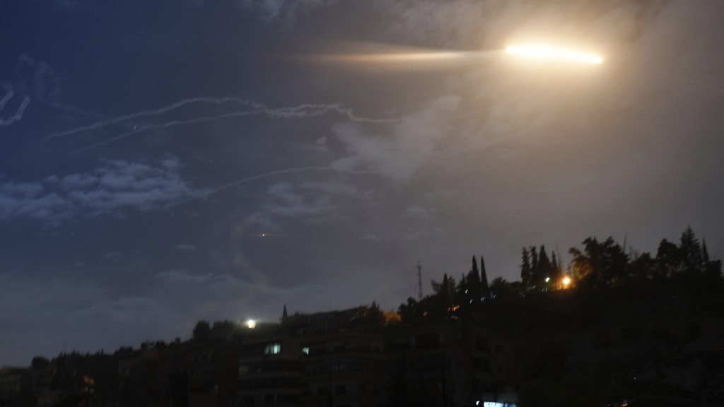 2019年一枚导弹飞入敍利亚大马士革国际机场附近上空。 美联社